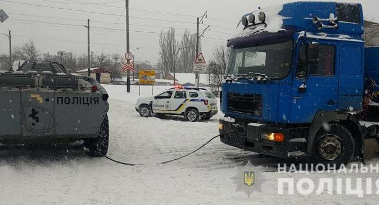 На въезде в Киев из-за снега застряло почти полторы тысячи фур