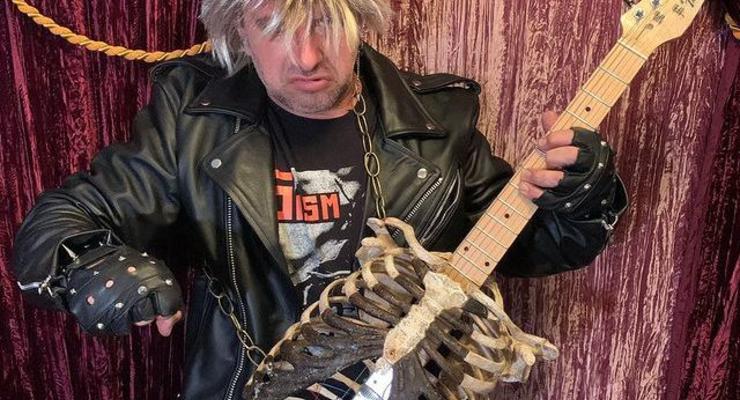 Рокер сделал гитару из скелета умершего дяди