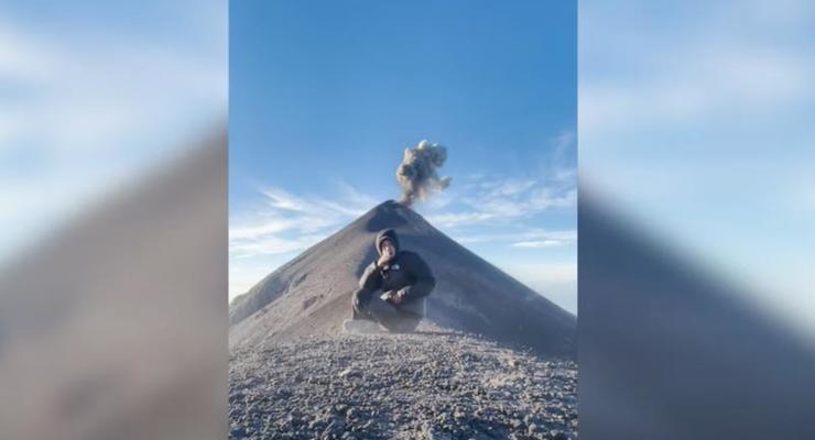 Вулкан Фуэго начал извержение за спиной туриста