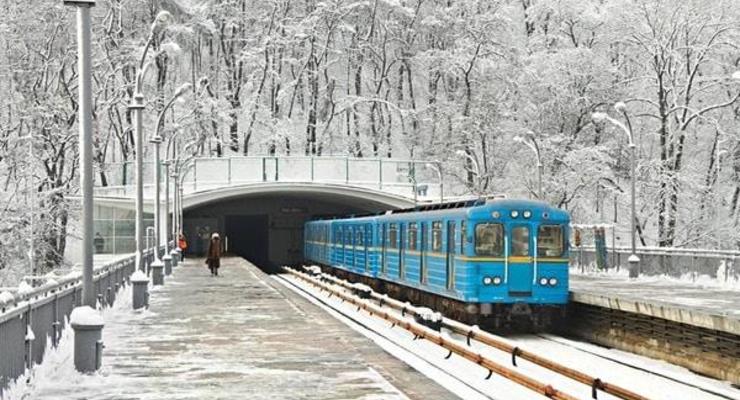Киевский метрополитен будет закрывать станции на вход из-за снегопада