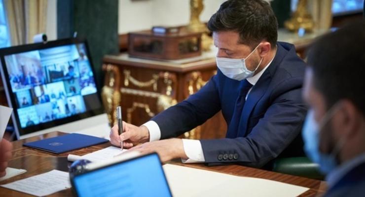 Зеленский подписал закон об "инвест-нянях"