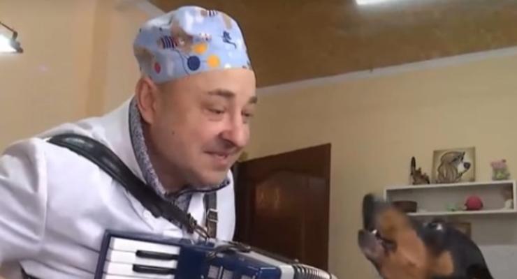 Буковинский ветеринар спел с таксой под аккордеон: Видео