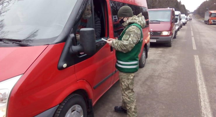 На границах Украины с ЕС выстроились большие очереди из авто