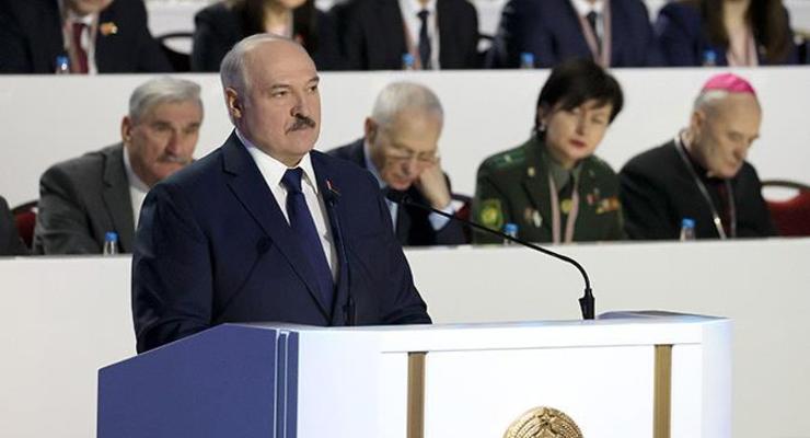 Лукашенко пообещал референдум по новой конституции через год
