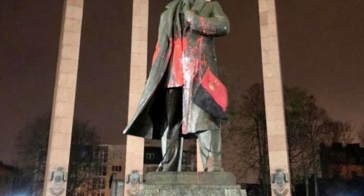 Во Львове задержали подозреваемых в осквернении памятника Бандере