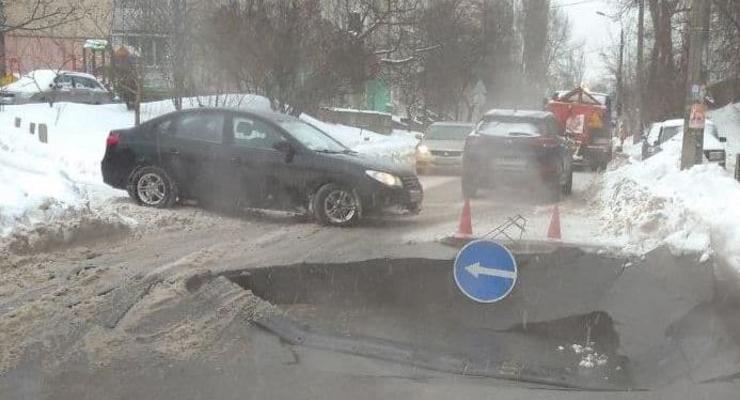 В Киеве провалилась дорога, движение затруднено