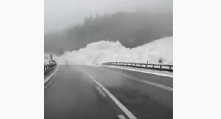Трассу Киев-Чоп завалило снежной лавиной