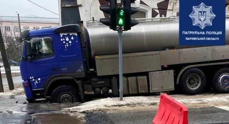 В Харькове оштрафовали водителя, который провалился под асфальт