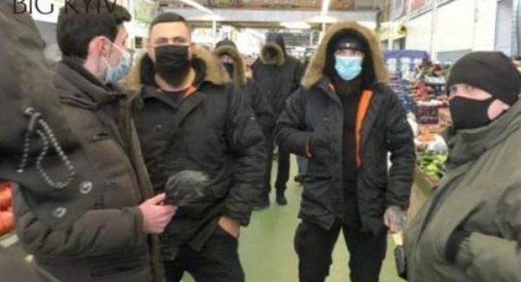 Журналистов на Столичном рынке избили участники стрельбы в Броварах