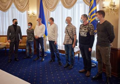 Зеленский встретился с освобожденными из пиратского плена моряками