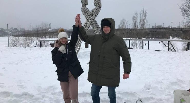 Пара украинцев решили сковать себя цепью на три месяца
