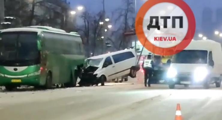 Показано видео, как в Киеве бус влетел в большой автобус