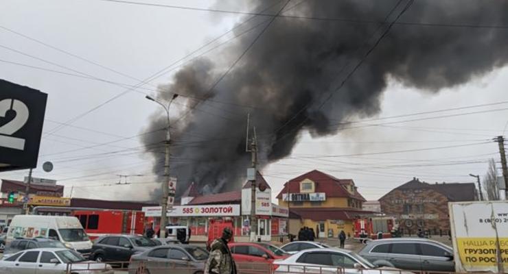В сети появилось видео масштабного пожара на рынке в РФ