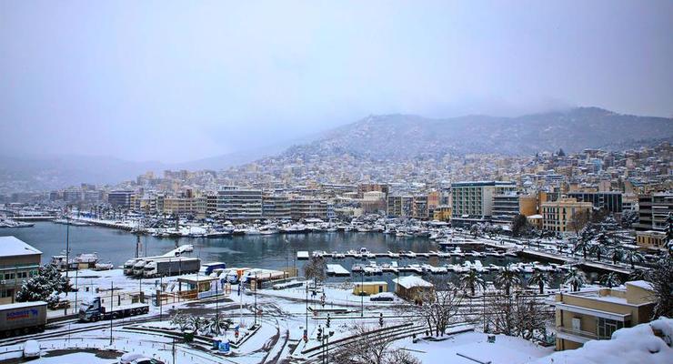 В Афинах снегопад помешал вакцинации от COVID-19