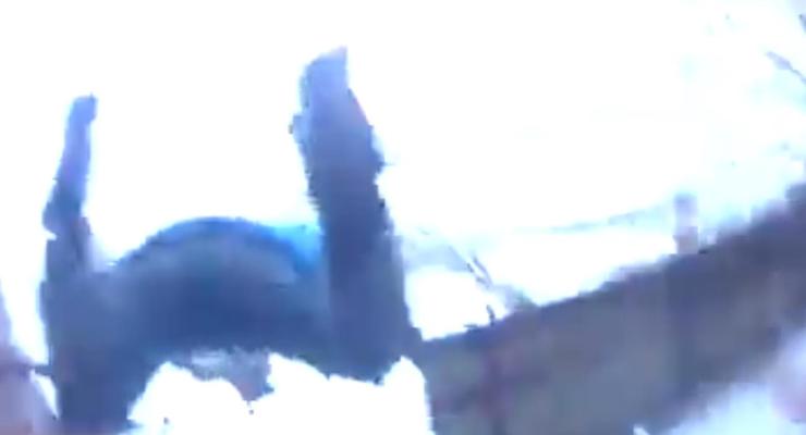 В Кременчуге копы за ногу поймали выпрыгнувшего с балкона высотки мужчину