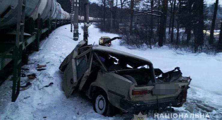 В Киеве водитель ВАЗа пытался проскочить на “красный” и попал под поезд