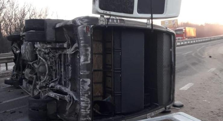 Под Харьковом перевернулся автобус, 10 пассажиров пострадали