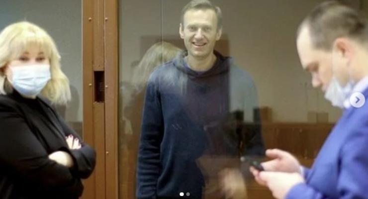 Навальный в тюрьме общается с "андроидами" и точит ложку о стену