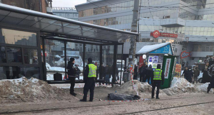 В Киеве на трамвайной остановке обнаружили мертвого мужчину