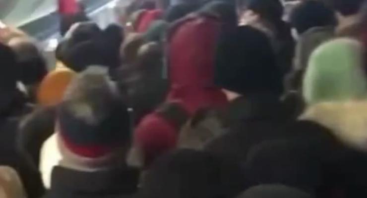 В метро Киева из-за карантина снова образовалась большая очередь