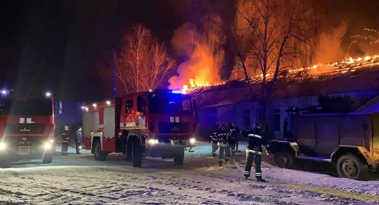 На Харьковщине пожар на производстве тушили с помощью поезда