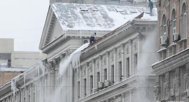 В Киеве женщина пострадала при обрушении снега и льда с крыши