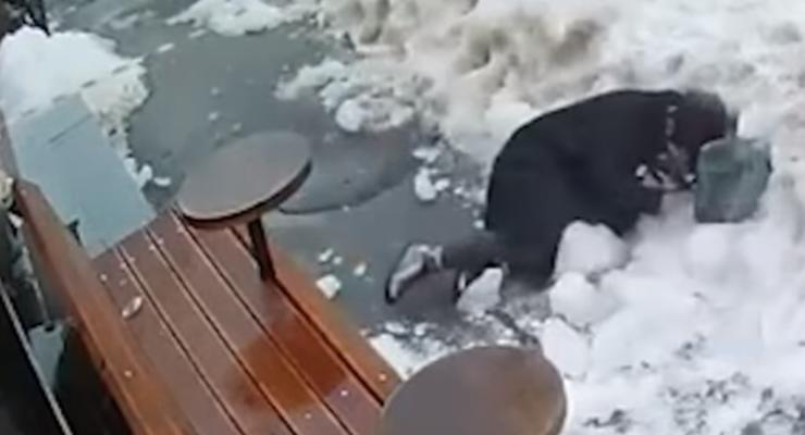 Появилось видео, как на женщину в Киеве упала глыба снега и льда