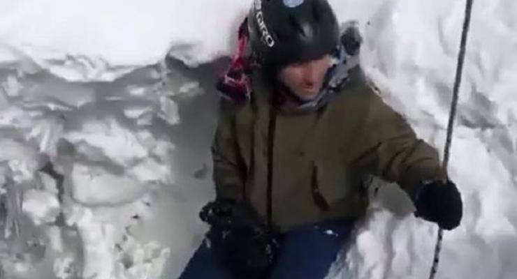 На Эльбрусе сноубордисты повисли над пропастью