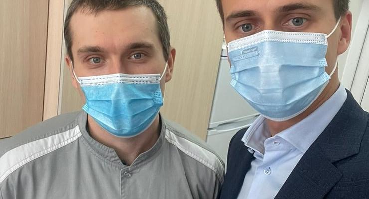 В Украине началась COVID-вакцинация: Известно, кого привили первым