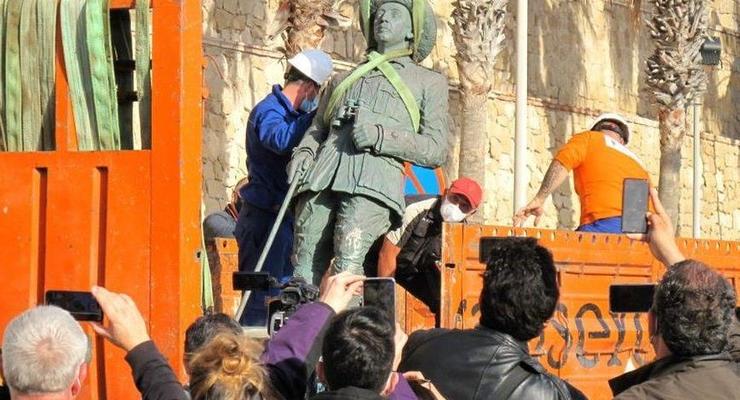 В Испании демонтировали последний памятник Франко