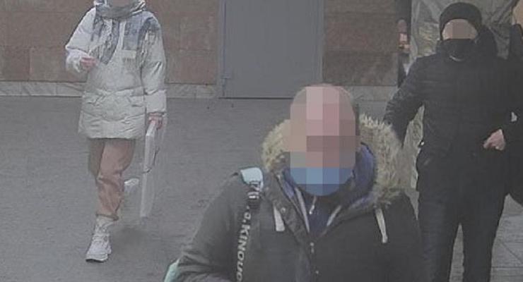В Киеве грабитель порезал женщину ножом в подъезде дома