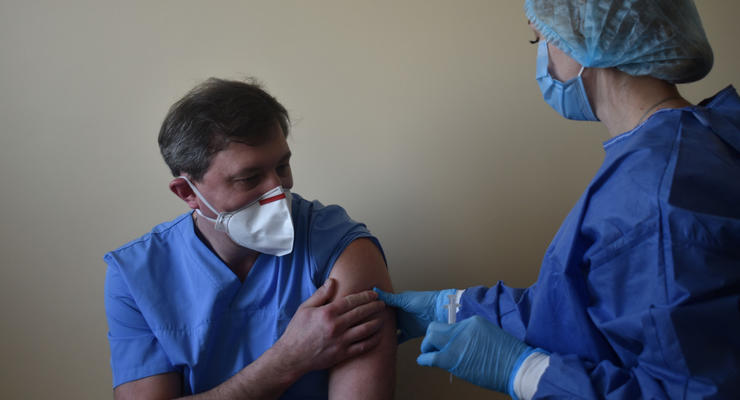 Волынский врач вакцинировался первым, чтобы оценить безопасность