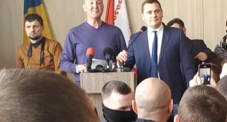 Черкасский депутат не захотел выступать на украинском, но ему помогли