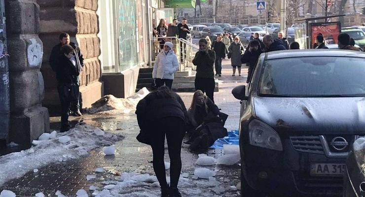 В Киеве на прохожую рухнула глыба льда