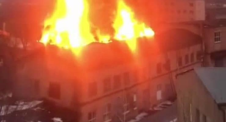 В Харькове возле завода произошел масштабный пожар