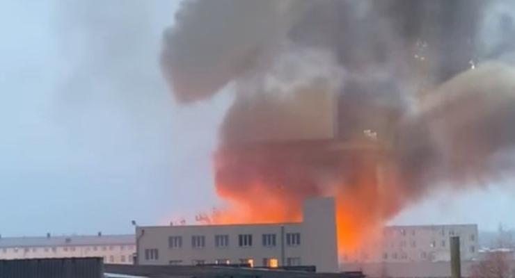Возле завода в Харькове произошел масштабный пожар