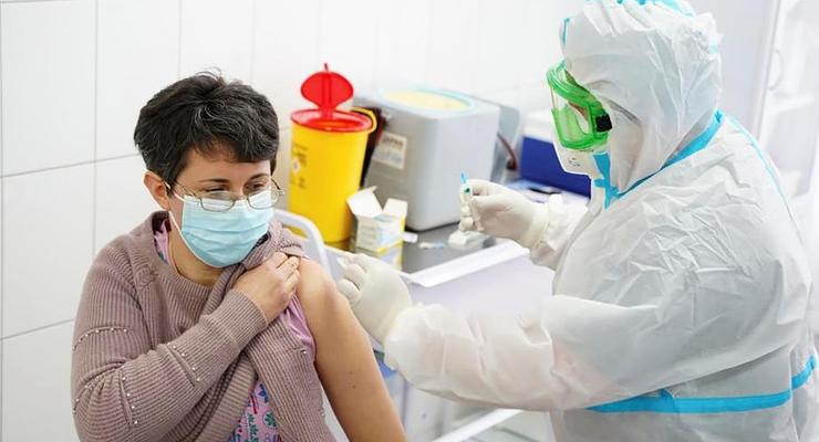 МОЗ назвал число вакцинированных за второй день