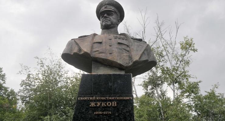 У памятника Жукову в Харькове дежурит полиция: Известно зачем