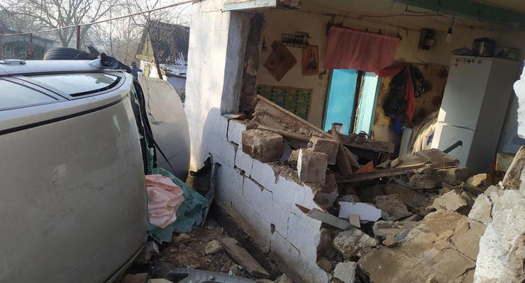 Под Днепром легковушка врезалась в жилой дом: Есть жертвы