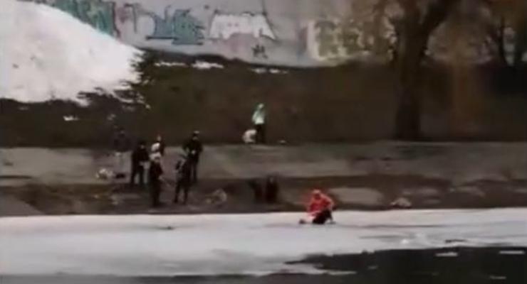 В Киеве спасатели вытащили из воды женщину с собакой