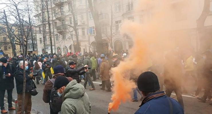 Протестующие забросали петардами Офис генпрокурора