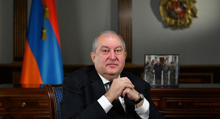 Президент Армении отказался уволить главу Генштаба