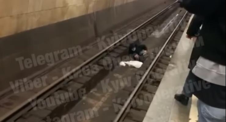 В Киевском метро пассажир упал на рельсы