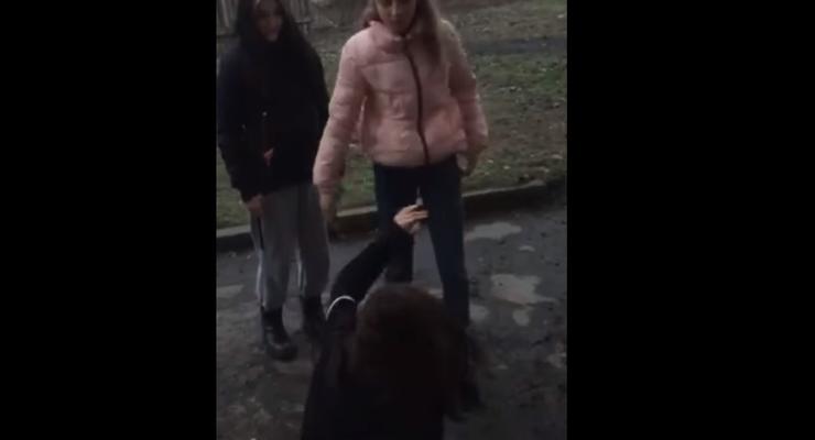 Ставили на колени и оскорбляли: Подростки избили девочку и сняли видео