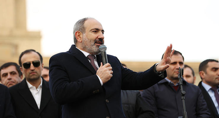 Премьер Армении повторно просит уволить начальника Генштаба