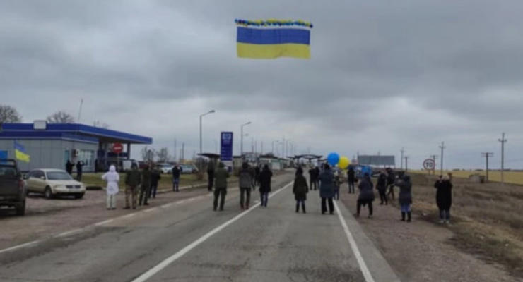 Активисты запустили в небо Крыма флаг Украины с пожеланиями