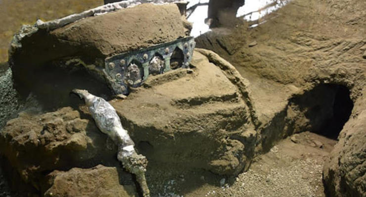 В Помпеях нашли старинную колесницу
