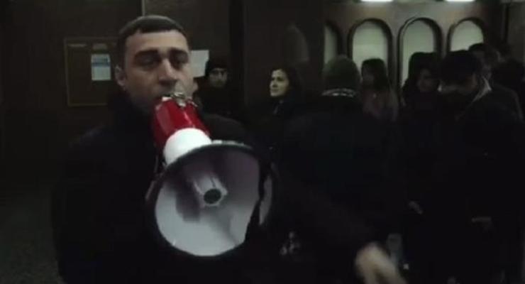 В Ереване протестующие вошли в дом правительства