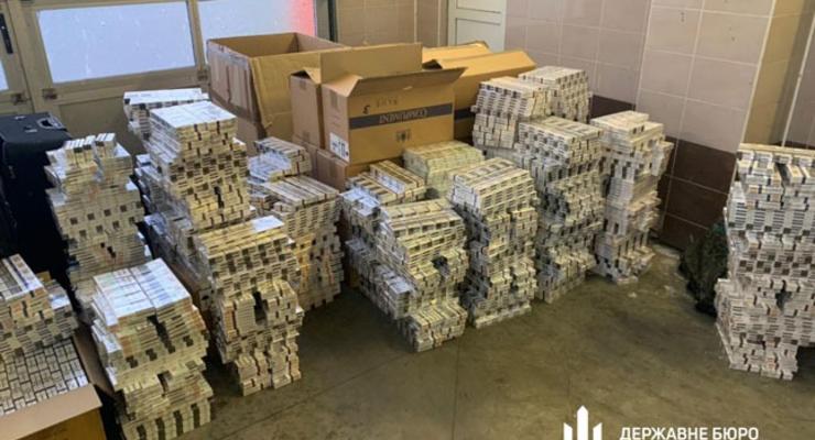 У уволенных украинских дипломатов нашли $140 тыс и 16 кг золота