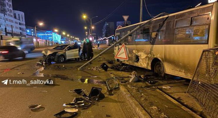 В Харькове на маршрутку с пассажирами упал бетонный столб
